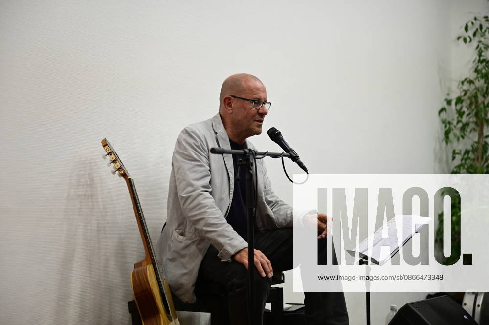 Stephan Krawczyk at the concert and reading Gelöste Stimmen: GDR Fates in Stories and Songs at the Sankt Wenzeslaus Abbey in Markersdorf (Jauernick Buschbach)