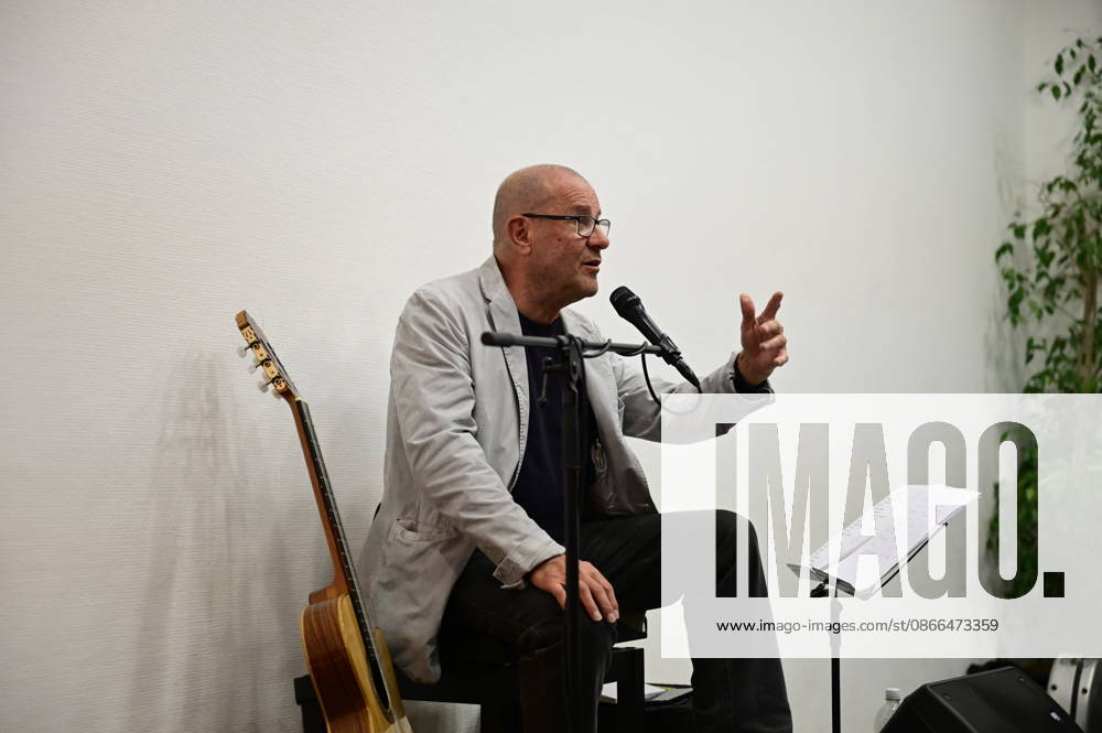 Stephan Krawczyk at the concert and reading Gelöste Stimmen: GDR Fates in Stories and Songs at Sankt Wenzeslaus Abbey in Markersdorf (Jauernick Buschbach)