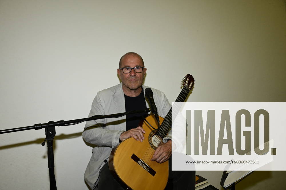 Stephan Krawczyk at the concert and reading Gelöste Stimmen: GDR Fates in Stories and Songs at the Sankt Wenzeslaus Abbey in Markersdorf, Jauernick Buschbach