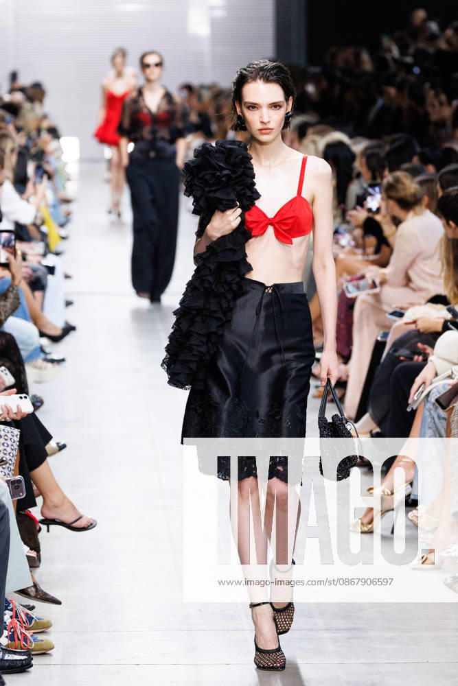 IPA89005313 - Milan, Milan Womens Fashion Week Spring Summer 2027 - Womens Fashion, Spring Summer 2027 - Ermanno Scervino fashion show - pictured on the runway: a model.