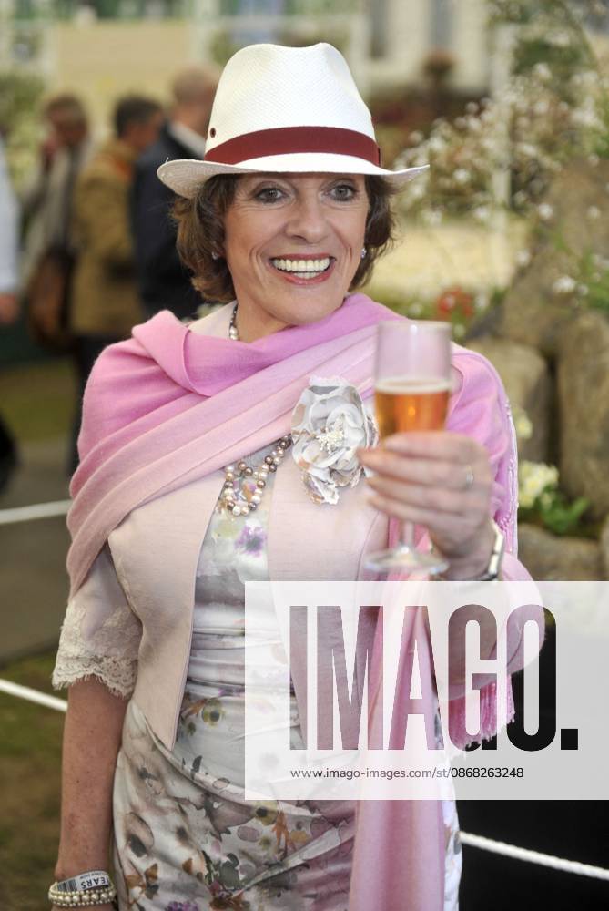 Dame Esther Rantzen dies aged 86 Dame Esther Rantzen dies aged 86. 08 Sep 2026 Pictured: Esther Rantzen dies aged 86 photo at the RHS Chelsea Flower Show 20th May 2013.