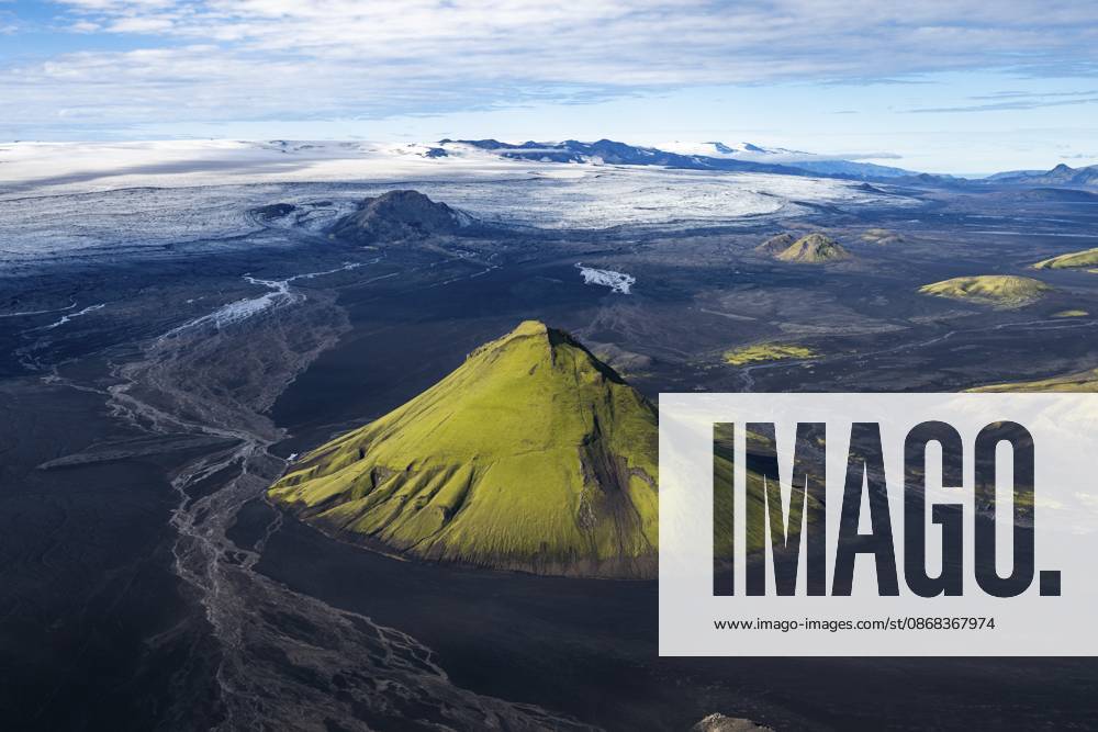 Moosbewachsener Berg Mælifell, Maelifell, hinten Gletscher Myrdalsjökull, Isländisches Hochland, Island Moss-covered mountain Mælifell, Mälifell, Myrdalsjökull glacier behind, Icelandic Highlands, Iceland