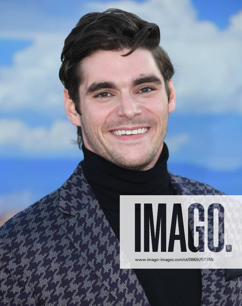 Westwood, California - RJ Mitte. Netflix s El Camino: A Breaking Bad Movie Los Angeles Premiere held at Regency Village Theater. Photo