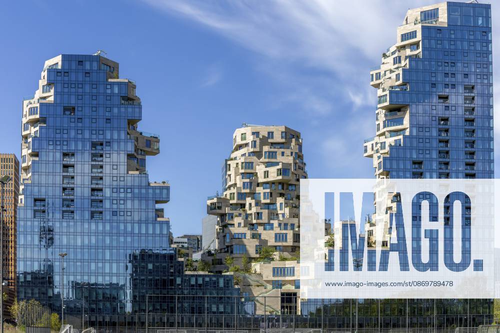 Moderne Wohn- und Bürogebäude Valley im Stadtteil Amsterdam Zuid, die Fassaden bestehen aus Glas und spiegeln den blauen Himmel wider, die Bauweise ist außergewöhnlich und besteht aus gestaffelten und versetzten Elementen mit Terrassen, Amsterdam, niederländische Hauptstadt, Noord-Holland, Nordholland, Niederlande Modern residential and office buildings Valley in the Amsterdam Zuid district, the facades are made of glass and reflect the blue sky, the construction is exceptional and consists of staggered and staggered elements with terraces, Amsterdam, Dutch capital, Noord-Holland, North Holland, Netherlands