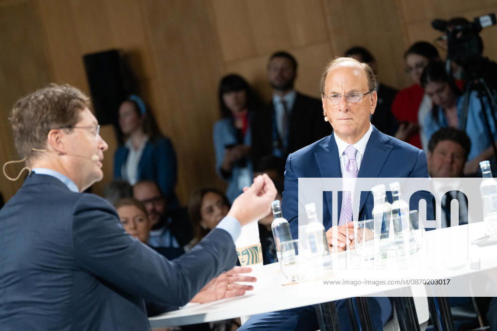 Larry Fink - Laurence Douglas Fink , CEO von BlackRock, diskutiert auf dem Berlin Global Dialog im früheren Staatsratsgebäude der DDR, im Gespräch mit Ola Källenius, CEO Mercedes-Benz Group AG (links im Bild);Berlin Global Dialogue 2026 BGD 2026 Motto Advancing Alliances for a New Era, Berlin Berlin Deutschland ESMT