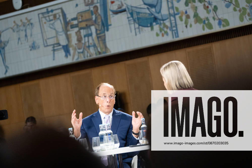 Larry Fink - Laurence Douglas Fink , CEO von BlackRock, diskutiert auf dem Berlin Global Dialog im früheren Staatsratsgebäude der DDR, im Gespräch mit Ola Källenius, CEO Mercedes-Benz Group AG (links im Bild);Berlin Global Dialogue 2026 BGD 2026 Motto Advancing Alliances for a New Era, Berlin Berlin Deutschland ESMT