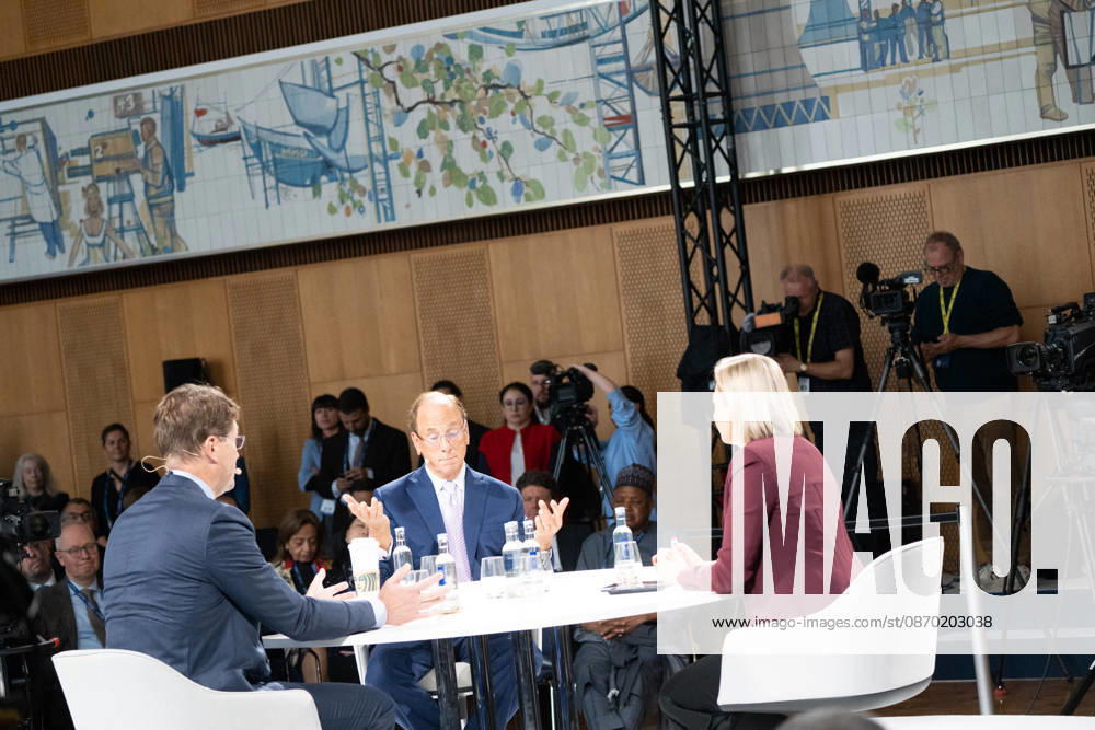 Larry Fink - Laurence Douglas Fink , CEO von BlackRock, diskutiert auf dem Berlin Global Dialog im früheren Staatsratsgebäude der DDR, im Gespräch mit Ola Källenius, CEO Mercedes-Benz Group AG (links im Bild);Berlin Global Dialogue 2026 BGD 2026 Motto Advancing Alliances for a New Era, Berlin Berlin Deutschland ESMT