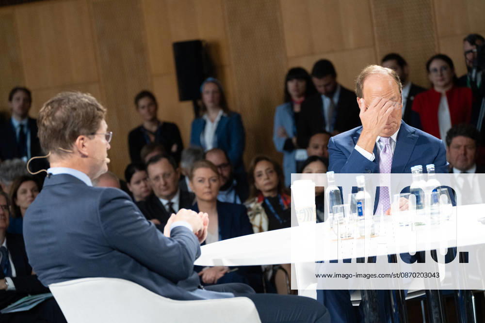 Larry Fink - Laurence Douglas Fink , CEO von BlackRock, diskutiert auf dem Berlin Global Dialog im früheren Staatsratsgebäude der DDR, im Gespräch mit Ola Källenius, CEO Mercedes-Benz Group AG (links im Bild);Berlin Global Dialogue 2026 BGD 2026 Motto Advancing Alliances for a New Era, Berlin Berlin Deutschland ESMT