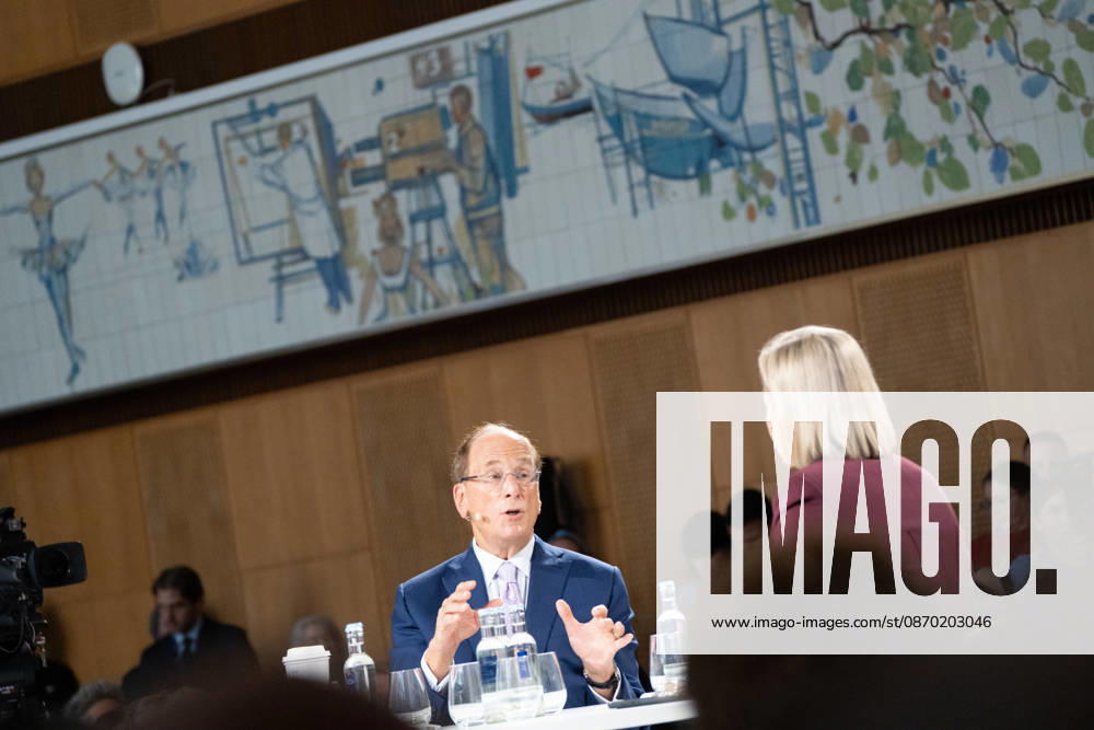 Larry Fink - Laurence Douglas Fink , CEO von BlackRock, diskutiert auf dem Berlin Global Dialog im früheren Staatsratsgebäude der DDR, im Gespräch mit Ola Källenius, CEO Mercedes-Benz Group AG (links im Bild);Berlin Global Dialogue 2026 BGD 2026 Motto Advancing Alliances for a New Era, Berlin Berlin Deutschland ESMT