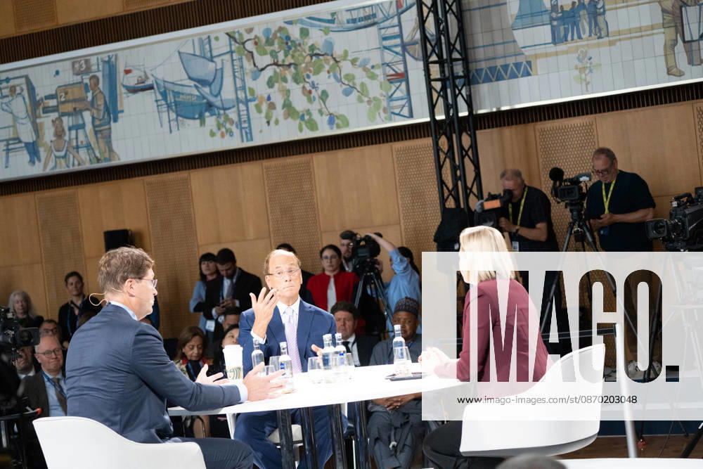 Larry Fink - Laurence Douglas Fink , CEO von BlackRock, diskutiert auf dem Berlin Global Dialog im früheren Staatsratsgebäude der DDR, im Gespräch mit Ola Källenius, CEO Mercedes-Benz Group AG (links im Bild);Berlin Global Dialogue 2026 BGD 2026 Motto Advancing Alliances for a New Era, Berlin Berlin Deutschland ESMT