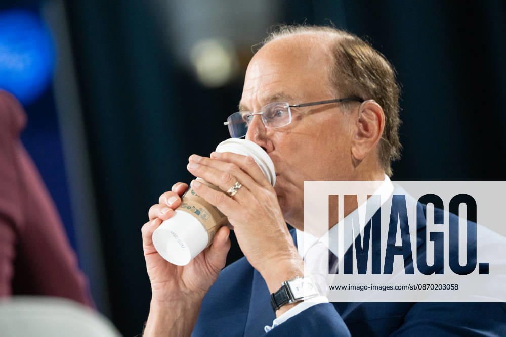 Larry Fink - Laurence Douglas Fink , CEO von BlackRock, diskutiert auf dem Berlin Global Dialog im früheren Staatsratsgebäude der DDR - Der Milliardär brachte seinen eigenen Starbuchs Coffee Pappbecher mit zum BGD und trank daraus auch auf der Bühne während seines Gesprächs;Berlin Global Dialogue 2026 BGD 2026 Motto Advancing Alliances for a New Era, Berlin Berlin Deutschland ESMT