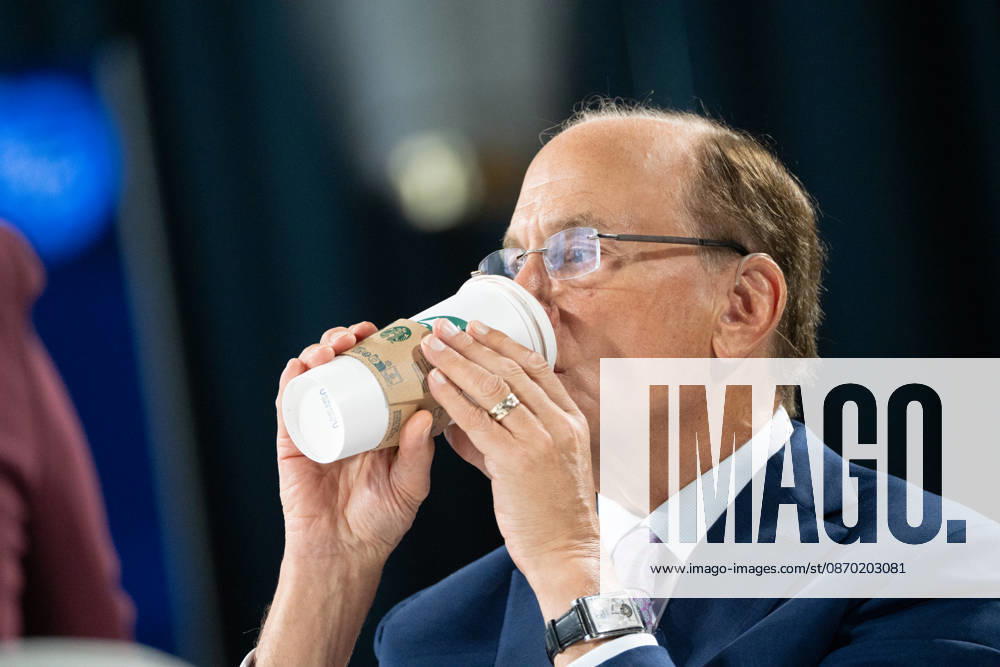 Larry Fink - Laurence Douglas Fink , CEO von BlackRock, diskutiert auf dem Berlin Global Dialog im früheren Staatsratsgebäude der DDR - Der Milliardär brachte seinen eigenen Starbuchs Coffee Pappbecher mit zum BGD und trank daraus auch auf der Bühne während seines Gesprächs;Berlin Global Dialogue 2026 BGD 2026 Motto Advancing Alliances for a New Era, Berlin Berlin Deutschland ESMT