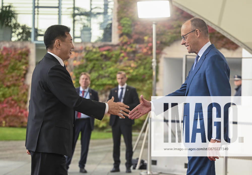 Friedrich Merz - Ukhnaagiin Khurelsukh meeting in Berlin BERLIN, GERMANY - OCTOBER 21: German Federal Chancellor Friedrich Merz welcomes Mongolian President Ukhnaagiin Khurelsukh at the entrance of the Federal Chancellery in Berlin, Germany on Wednesday, October 21, 2026. Halil Sagirkaya Anadolu Berlin Germany. Editorial use only. Please get in touch for any other usage.
