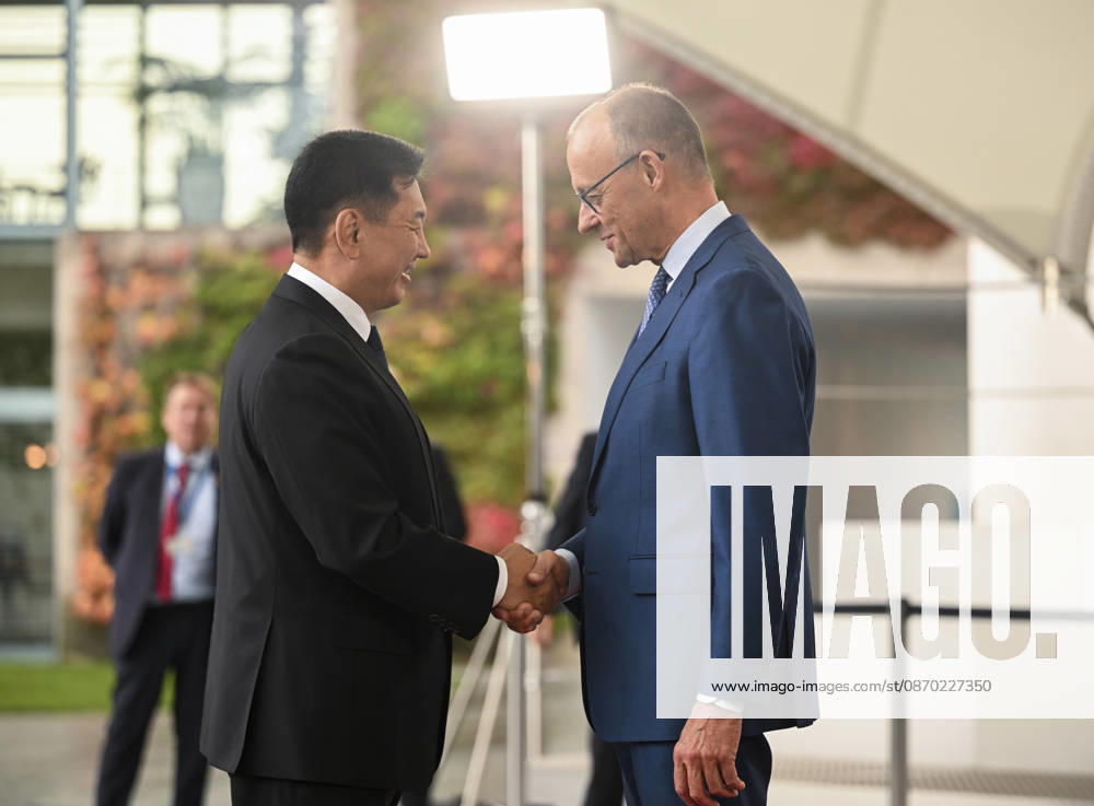 Friedrich Merz - Ukhnaagiin Khurelsukh meeting in Berlin BERLIN, GERMANY - OCTOBER 21: German Federal Chancellor Friedrich Merz welcomes Mongolian President Ukhnaagiin Khurelsukh at the entrance of the Federal Chancellery in Berlin, Germany on Wednesday, October 21, 2026. Halil Sagirkaya Anadolu Berlin Germany. Editorial use only. Please get in touch for any other usage.