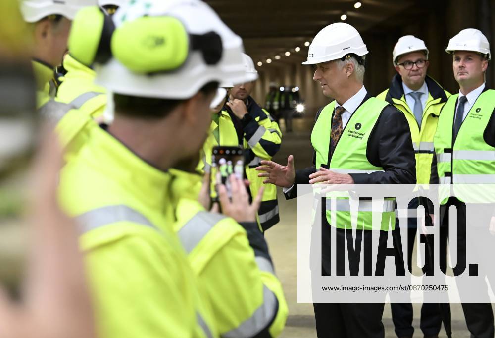 The King Crosses The Oosterweel Tunnel ANTWERPEN, BELGIUM - OCTOBER 21 : King Philippe crosses the Oosterweel tunnel during his visit of the construction site of the Oosterweel Link in Antwerp. This major infrastructure project, led by the project owner Lantis, will complete the Antwerp Ring Road (R1) through a complex system of new tunnels. The link aims to structurally resolve the traffic congestion around Antwerp by diverting heavy port and through traffic via an additional Scheldt tunnel. Antwerpen, Belgium, 21 10 2026 Antwerpen Belgium