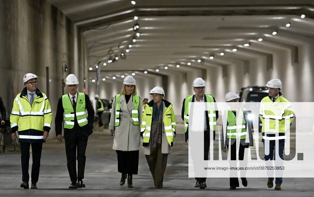 The King Crosses The Oosterweel Tunnel ANTWERPEN, BELGIUM - OCTOBER 21 : King Philippe crosses the Oosterweel tunnel during his visit of the construction site of the Oosterweel Link in Antwerp. This major infrastructure project, led by the project owner Lantis, will complete the Antwerp Ring Road (R1) through a complex system of new tunnels. The link aims to structurally resolve the traffic congestion around Antwerp by diverting heavy port and through traffic via an additional Scheldt tunnel. Antwerpen, Belgium, 21 10 2026 Antwerpen Belgium