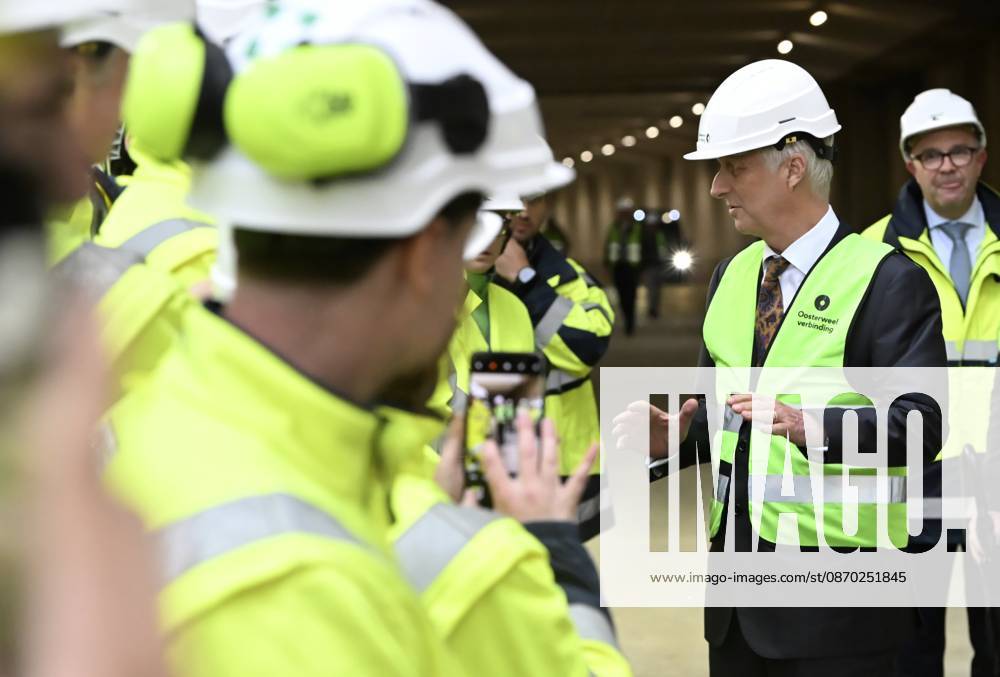 The King Crosses The Oosterweel Tunnel ANTWERPEN, BELGIUM - OCTOBER 21 : King Philippe crosses the Oosterweel tunnel during his visit of the construction site of the Oosterweel Link in Antwerp. This major infrastructure project, led by the project owner Lantis, will complete the Antwerp Ring Road (R1) through a complex system of new tunnels. The link aims to structurally resolve the traffic congestion around Antwerp by diverting heavy port and through traffic via an additional Scheldt tunnel. Antwerpen, Belgium, 21 10 2026 Antwerpen Belgium