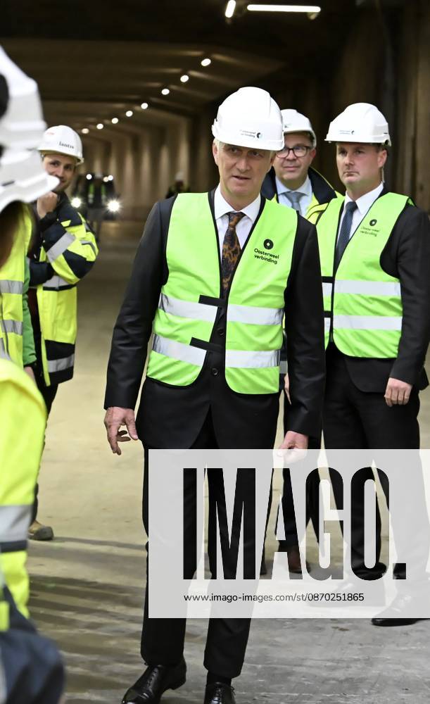 The King Crosses The Oosterweel Tunnel ANTWERPEN, BELGIUM - OCTOBER 21 : King Philippe crosses the Oosterweel tunnel during his visit of the construction site of the Oosterweel Link in Antwerp. This major infrastructure project, led by the project owner Lantis, will complete the Antwerp Ring Road (R1) through a complex system of new tunnels. The link aims to structurally resolve the traffic congestion around Antwerp by diverting heavy port and through traffic via an additional Scheldt tunnel. Antwerpen, Belgium, 21 10 2026 Antwerpen Belgium