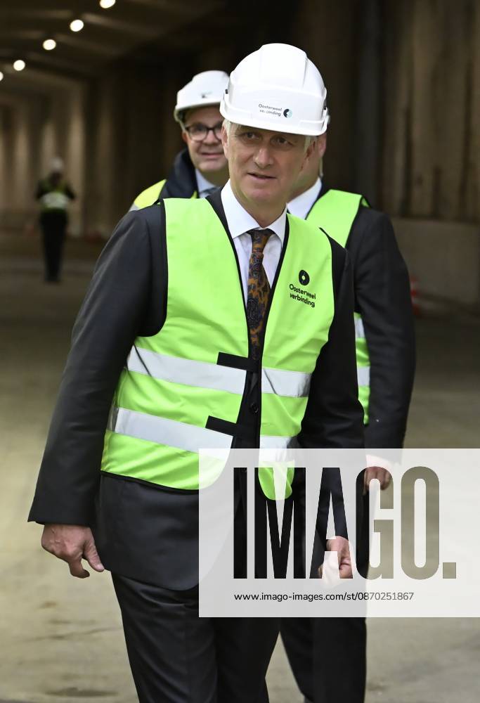 The King Crosses The Oosterweel Tunnel ANTWERPEN, BELGIUM - OCTOBER 21 : King Philippe crosses the Oosterweel tunnel during his visit of the construction site of the Oosterweel Link in Antwerp. This major infrastructure project, led by the project owner Lantis, will complete the Antwerp Ring Road (R1) through a complex system of new tunnels. The link aims to structurally resolve the traffic congestion around Antwerp by diverting heavy port and through traffic via an additional Scheldt tunnel. Antwerpen, Belgium, 21 10 2026 Antwerpen Belgium