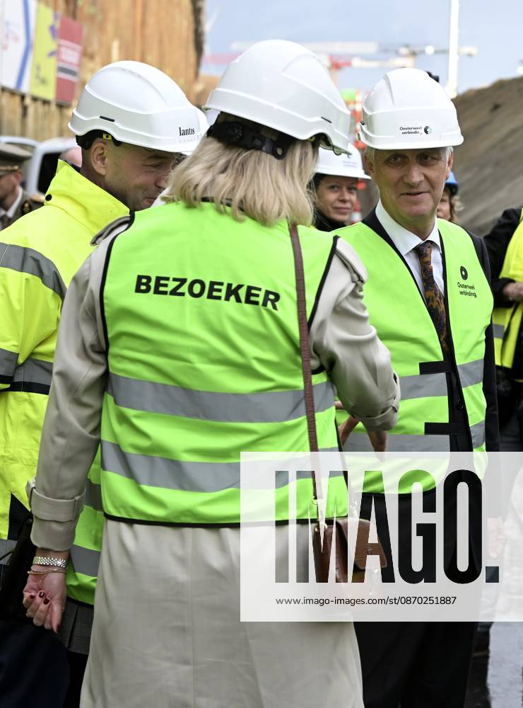 The King Crosses The Oosterweel Tunnel ANTWERPEN, BELGIUM - OCTOBER 21 : King Philippe crosses the Oosterweel tunnel during his visit of the construction site of the Oosterweel Link in Antwerp. This major infrastructure project, led by the project owner Lantis, will complete the Antwerp Ring Road (R1) through a complex system of new tunnels. The link aims to structurally resolve the traffic congestion around Antwerp by diverting heavy port and through traffic via an additional Scheldt tunnel. Antwerpen, Belgium, 21 10 2026 Antwerpen Belgium