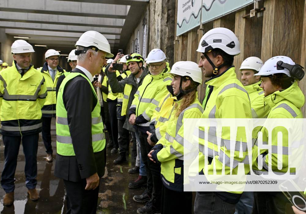 The King Crosses The Oosterweel Tunnel ANTWERPEN, BELGIUM - OCTOBER 21 : King Philippe crosses the Oosterweel tunnel during his visit of the construction site of the Oosterweel Link in Antwerp. This major infrastructure project, led by the project owner Lantis, will complete the Antwerp Ring Road (R1) through a complex system of new tunnels. The link aims to structurally resolve the traffic congestion around Antwerp by diverting heavy port and through traffic via an additional Scheldt tunnel. Antwerpen, Belgium, 21 10 2026 Antwerpen Belgium