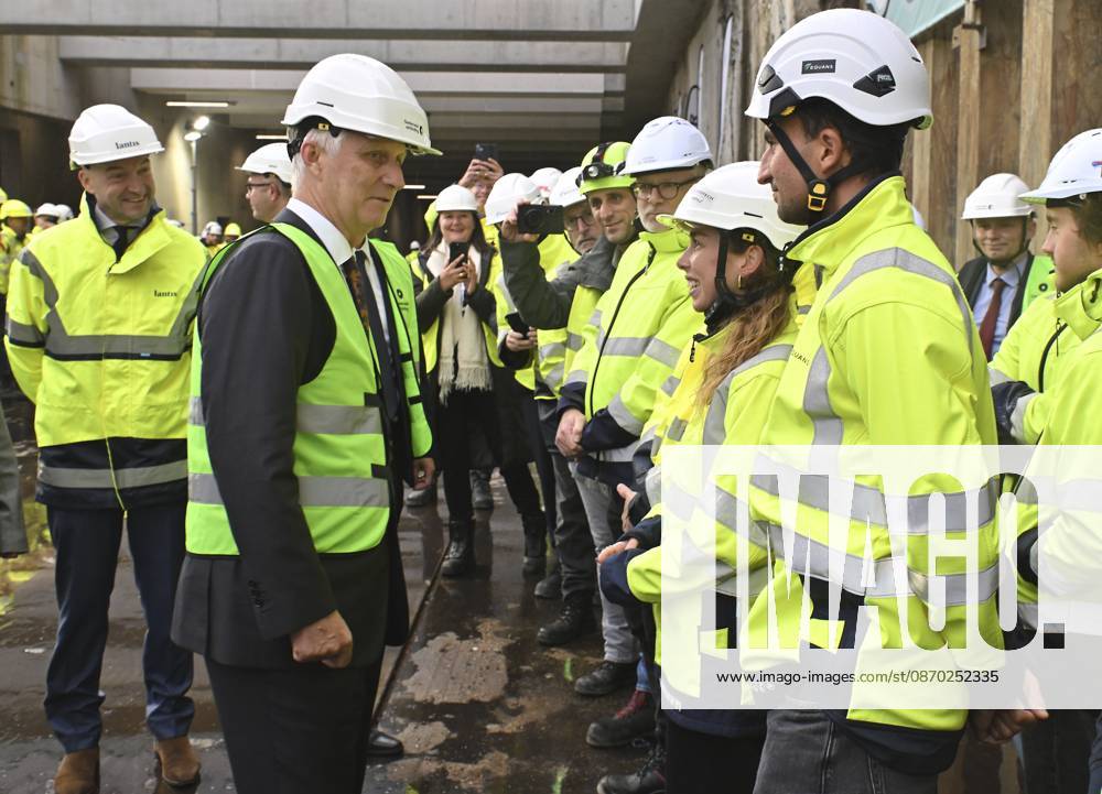 The King Crosses The Oosterweel Tunnel ANTWERPEN, BELGIUM - OCTOBER 21 : King Philippe crosses the Oosterweel tunnel during his visit of the construction site of the Oosterweel Link in Antwerp. This major infrastructure project, led by the project owner Lantis, will complete the Antwerp Ring Road (R1) through a complex system of new tunnels. The link aims to structurally resolve the traffic congestion around Antwerp by diverting heavy port and through traffic via an additional Scheldt tunnel. Antwerpen, Belgium, 21 10 2026 Antwerpen Belgium