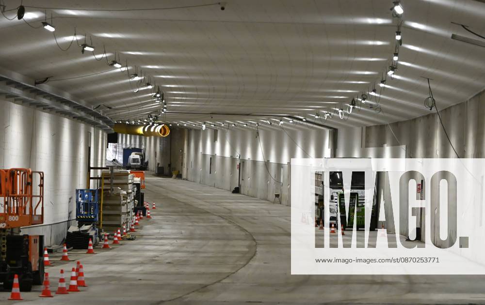 The King Crosses The Oosterweel Tunnel ANTWERPEN, BELGIUM - OCTOBER 21 : Crossing the Oosterweel tunnel during the king s visit of the construction site of the Oosterweel Link in Antwerp. This major infrastructure project, led by the project owner Lantis, will complete the Antwerp Ring Road (R1) through a complex system of new tunnels. The link aims to structurally resolve the traffic congestion around Antwerp by diverting heavy port and through traffic via an additional Scheldt tunnel. Antwerpen, Belgium, 21 10 2026 Antwerpen Belgium
