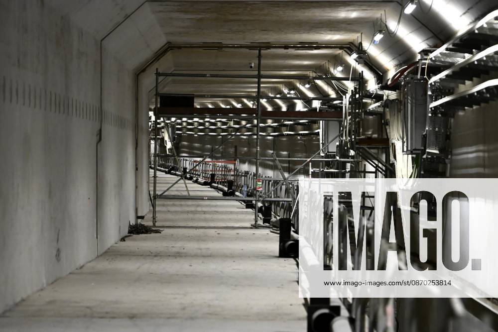 The King Crosses The Oosterweel Tunnel ANTWERPEN, BELGIUM - OCTOBER 21 : Crossing the Oosterweel tunnel during the king s visit of the construction site of the Oosterweel Link in Antwerp. This major infrastructure project, led by the project owner Lantis, will complete the Antwerp Ring Road (R1) through a complex system of new tunnels. The link aims to structurally resolve the traffic congestion around Antwerp by diverting heavy port and through traffic via an additional Scheldt tunnel. Antwerpen, Belgium, 21 10 2026 Antwerpen Belgium