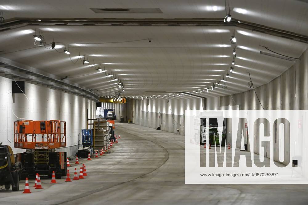 The King Crosses The Oosterweel Tunnel ANTWERPEN, BELGIUM - OCTOBER 21 : Crossing the Oosterweel tunnel during the king s visit of the construction site of the Oosterweel Link in Antwerp. This major infrastructure project, led by the project owner Lantis, will complete the Antwerp Ring Road (R1) through a complex system of new tunnels. The link aims to structurally resolve the traffic congestion around Antwerp by diverting heavy port and through traffic via an additional Scheldt tunnel. Antwerpen, Belgium, 21 10 2026 Antwerpen Belgium