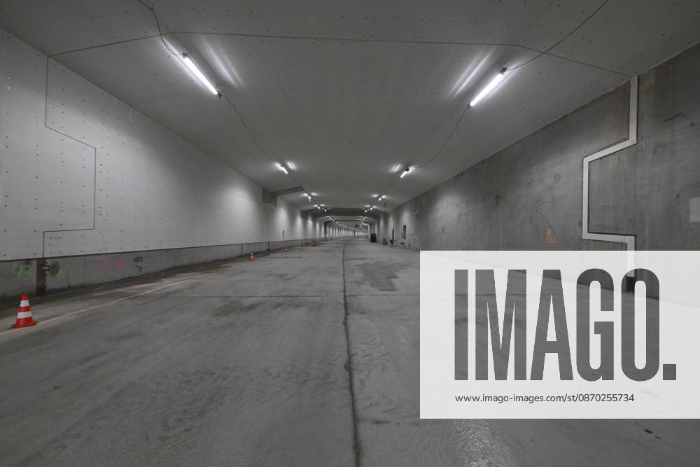 The King Crosses The Oosterweel Tunnel ANTWERPEN, BELGIUM - OCTOBER 21 : Crossing the Oosterweel tunnel during the king s visit of the construction site of the Oosterweel Link in Antwerp. This major infrastructure project, led by the project owner Lantis, will complete the Antwerp Ring Road (R1) through a complex system of new tunnels. The link aims to structurally resolve the traffic congestion around Antwerp by diverting heavy port and through traffic via an additional Scheldt tunnel. Antwerpen, Belgium, 21 10 2026 Antwerpen Belgium
