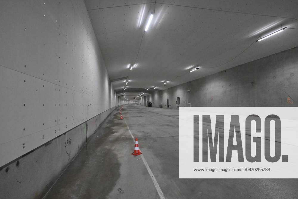 The King Crosses The Oosterweel Tunnel ANTWERPEN, BELGIUM - OCTOBER 21 : Crossing the Oosterweel tunnel during the king s visit of the construction site of the Oosterweel Link in Antwerp. This major infrastructure project, led by the project owner Lantis, will complete the Antwerp Ring Road (R1) through a complex system of new tunnels. The link aims to structurally resolve the traffic congestion around Antwerp by diverting heavy port and through traffic via an additional Scheldt tunnel. Antwerpen, Belgium, 21 10 2026 Antwerpen Belgium