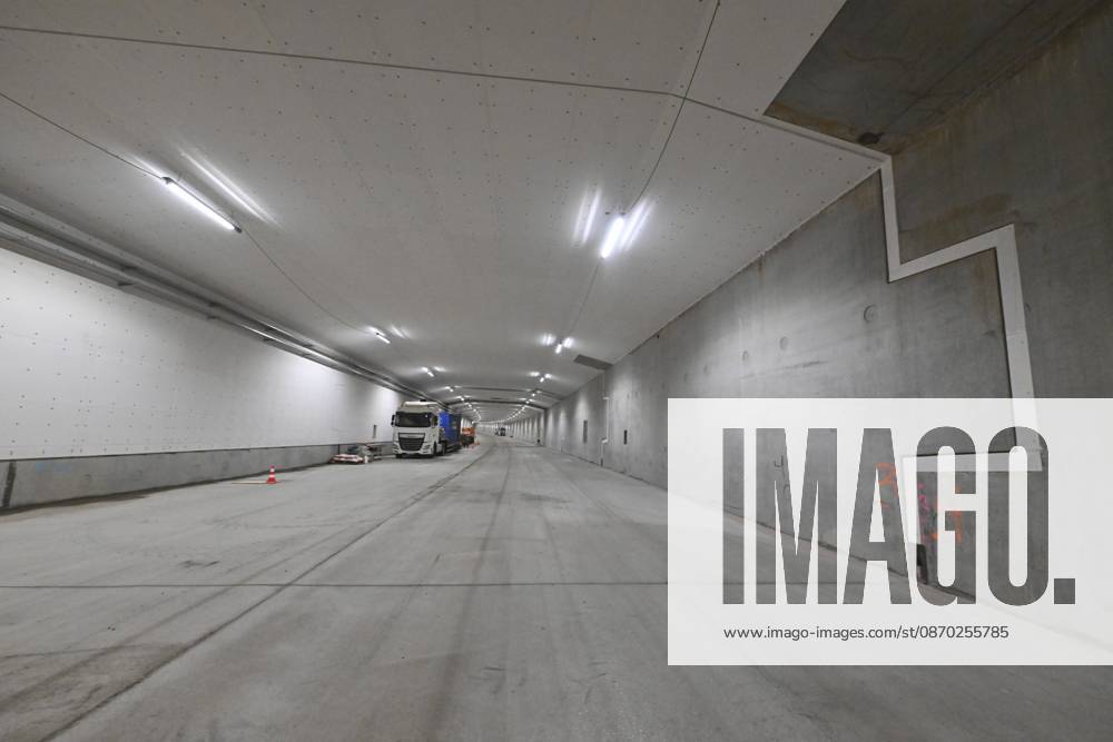 The King Crosses The Oosterweel Tunnel ANTWERPEN, BELGIUM - OCTOBER 21 : Crossing the Oosterweel tunnel during the king s visit of the construction site of the Oosterweel Link in Antwerp. This major infrastructure project, led by the project owner Lantis, will complete the Antwerp Ring Road (R1) through a complex system of new tunnels. The link aims to structurally resolve the traffic congestion around Antwerp by diverting heavy port and through traffic via an additional Scheldt tunnel. Antwerpen, Belgium, 21 10 2026 Antwerpen Belgium