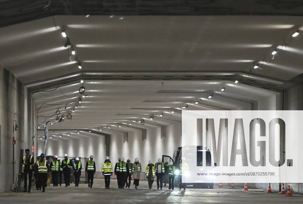 The King Crosses The Oosterweel Tunnel ANTWERPEN, BELGIUM - OCTOBER 21 : Crossing the Oosterweel tunnel during the king s visit of the construction site of the Oosterweel Link in Antwerp. This major infrastructure project, led by the project owner Lantis, will complete the Antwerp Ring Road (R1) through a complex system of new tunnels. The link aims to structurally resolve the traffic congestion around Antwerp by diverting heavy port and through traffic via an additional Scheldt tunnel. Antwerpen, Belgium, 21 10 2026 Antwerpen Belgium