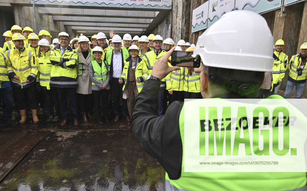 The King Crosses The Oosterweel Tunnel ANTWERPEN, BELGIUM - OCTOBER 21 : Crossing the Oosterweel tunnel during the king s visit of the construction site of the Oosterweel Link in Antwerp. This major infrastructure project, led by the project owner Lantis, will complete the Antwerp Ring Road (R1) through a complex system of new tunnels. The link aims to structurally resolve the traffic congestion around Antwerp by diverting heavy port and through traffic via an additional Scheldt tunnel. Antwerpen, Belgium, 21 10 2026 Antwerpen Belgium