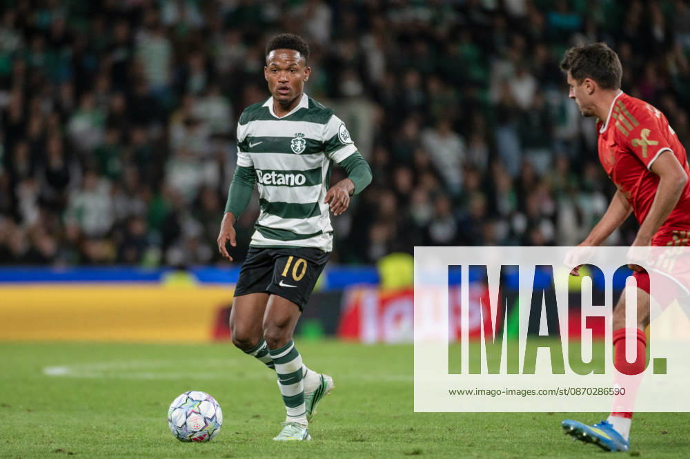 Sporting CP forward GENY CATAMO carries the ball forward as a LASK opponent closes in during their UEFA Champions League 2026 27 league phase matchday three match at Estadio Jose Alvalade in Lisbon, Portugal, on October 21, 2026. Lisbon Portugal - ZUMAr238 20261021_zip_r238_034