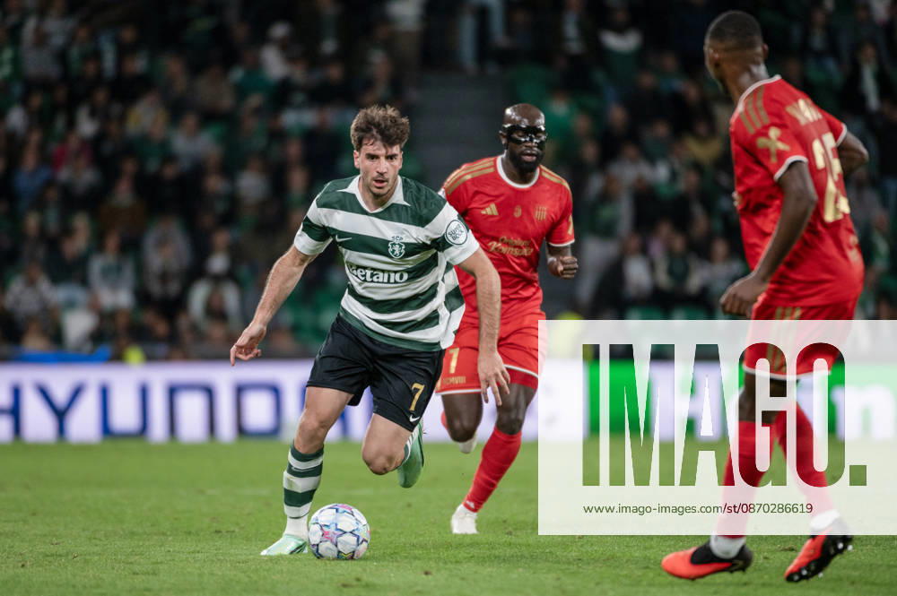 Sporting CP forward FOTIS IOANNIDIS runs with the ball as LASK defenders close in during their UEFA Champions League league phase matchday three match at Estadio Jose Alvalade in Lisbon, Portugal, on October 21, 2026. Lisbon Portugal - ZUMAr238 20261021_zip_r238_035