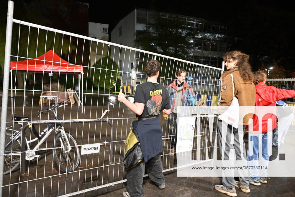 Students blocked the ULB campus in Brussels BRUSSELS, BELGIUM - OCTOBER 22: Students at the Universite Libre de Bruxelles (ULB) Solbosch Campus erect barricades and hang protest banners blocking campus entrances in Brussels, Belgium on Wednesday, October 22, 2026. Demonstrators assembled to protest planned tuition fee increases and budget cuts targeting higher education funding across the Wallonia-Brussels Federation. Dursun Aydemir Anadolu Brussels Belgium. Editorial use only. Please get in touch for any other usage.
