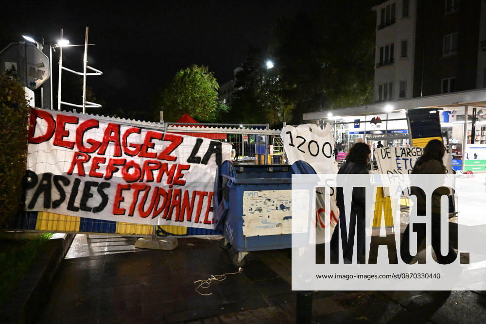 Students blocked the ULB campus in Brussels BRUSSELS, BELGIUM - OCTOBER 22: Students at the Universite Libre de Bruxelles (ULB) Solbosch Campus erect barricades and hang protest banners blocking campus entrances in Brussels, Belgium on Wednesday, October 22, 2026. Demonstrators assembled to protest planned tuition fee increases and budget cuts targeting higher education funding across the Wallonia-Brussels Federation. Dursun Aydemir Anadolu Brussels Belgium. Editorial use only. Please get in touch for any other usage.