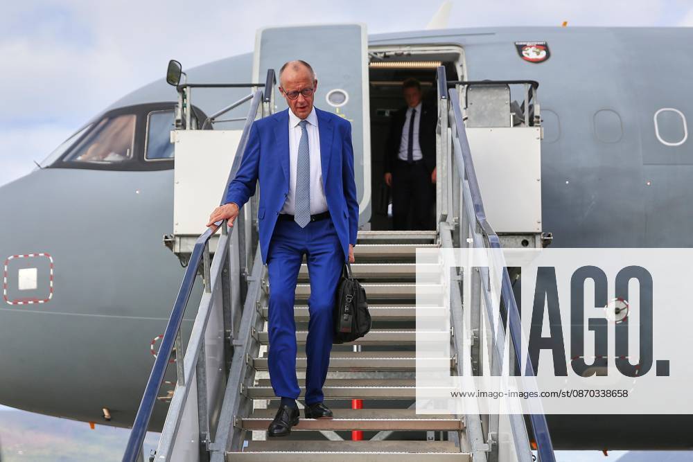 Tivat, Montenegro, 22.10.2026: Flughafen Tivat: Auslandsreise des Kanzlers zum Berlin Prozess -Gipfel: Bundeskanzler Friedrich Merz (CDU) steigt aus dem Flugzeug der Flugbereitschaft.