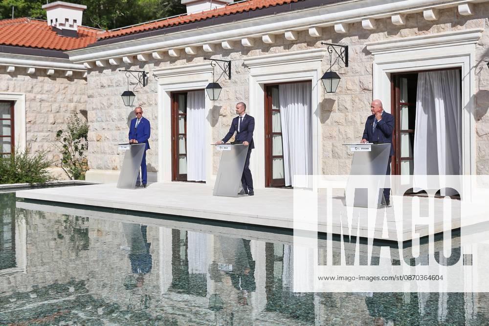 Sveti Stefan, Montenegro, 22.10.2026: Auslandsreise des Kanzlers zum Berlin Prozess -Gipfel: Pressekonferenz mit Bundeskanzler Friedrich Merz (CDU), dem Premierminister von Montenegro Milojko Spajic und dem Bundeskanzler von Österreich Christian Stocker