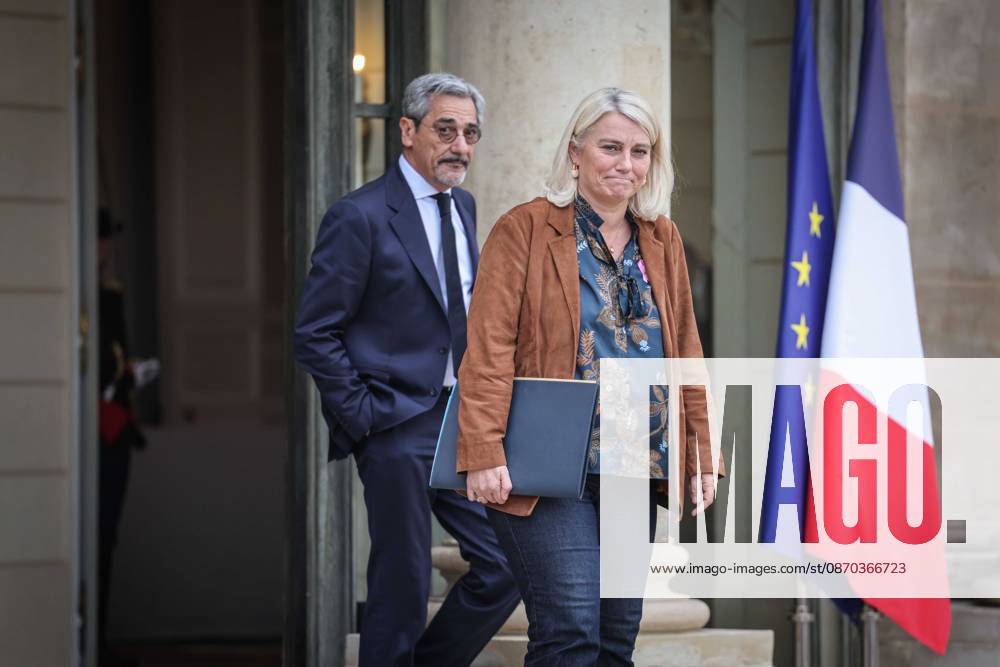 Paris, France le 22 octobre 2026 - Sortie du Conseil des ministres au palais de l Elysee - Exit of the Council of Ministers at the Elysee Palace Ici M. Serge PAPIN, ministre des Petites et moyennes entreprises, du Commerce, de l Artisanat, du Tourisme et du Pouvoir d achat et Mme Stephanie RIST, ministre de la Sante, des Familles, de l Autonomie et des Personnes handicapees