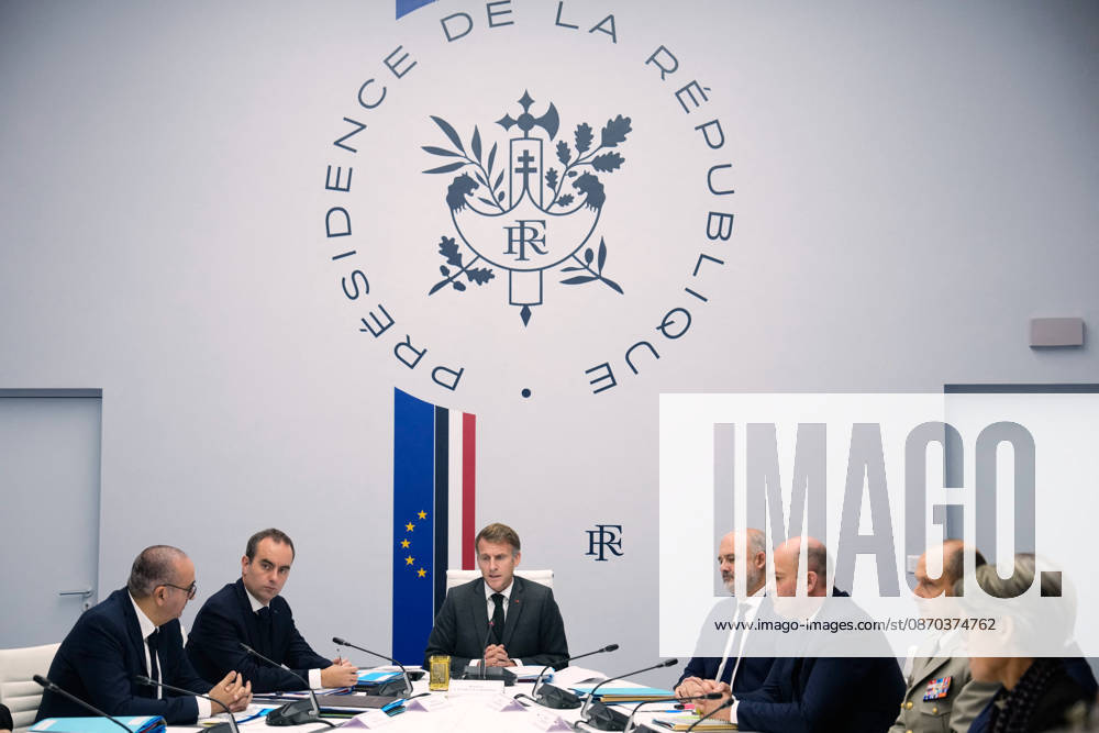 President Macron At A Security Council - Paris French President Emmanuel Macron, center, attends a security council with France s Interior Minister Laurent Nunez, left, and France s Prime Minister Sebastien Lecornu, center left, at the Elysee Palace in Paris, Thursday, Oct. 22, 2026. Photo by Teresa Suarez Pool ABACAPRESS.COM Paris France