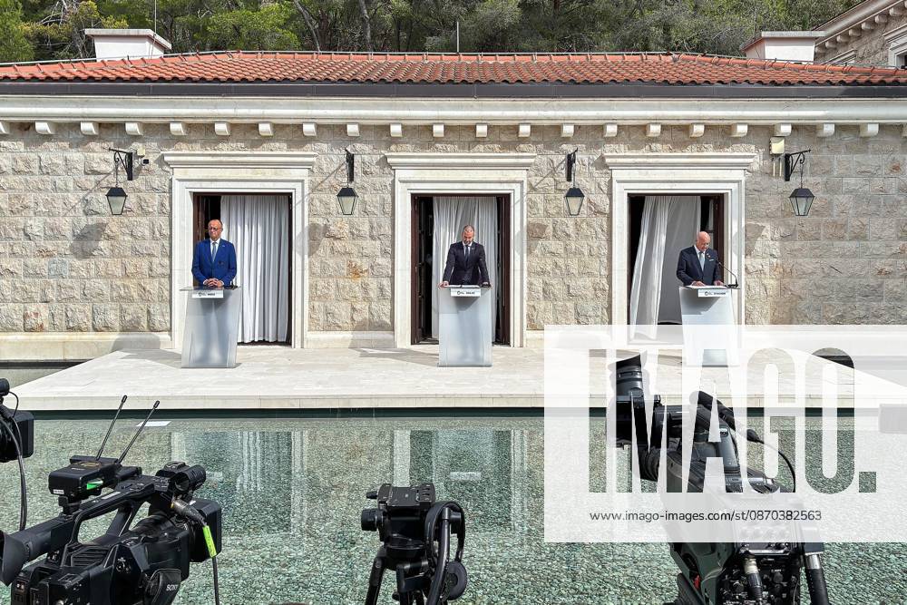 Sveti Stefan, Montenegro, 22.10.2026: Auslandsreise des Kanzlers zum Berlin Prozess -Gipfel: Pressekonferenz mit Bundeskanzler Friedrich Merz (CDU), dem Premierminister von Montenegro Milojko Spajic und dem Bundeskanzler von Österreich Christian Stocker