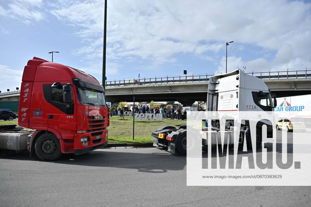 IPA90034446 - Naples. Blockade and protest by truck drivers at the Via Argine roundabout over high fuel prices and the high cost of living