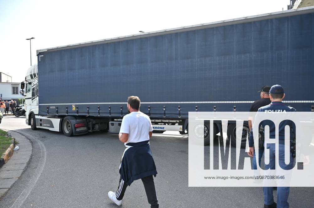 IPP Photo by Felice De Martino, Naples, October 22, 2026: Truck drivers block roads and stage a protest, causing traffic disruptions. The protest originated from truck drivers’ grievances over the cost of gasoline and diesel. Italy Photo Press World Copyright
