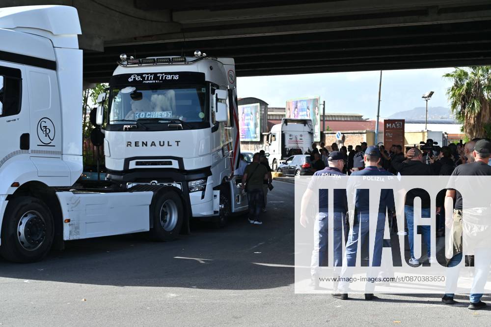 IPP Photo by Felice De Martino, Naples, October 22, 2026: Truck drivers block roads and stage a protest, causing traffic disruptions. The protest originated from truck drivers’ grievances over the cost of gasoline and diesel. Italy Photo Press World Copyright