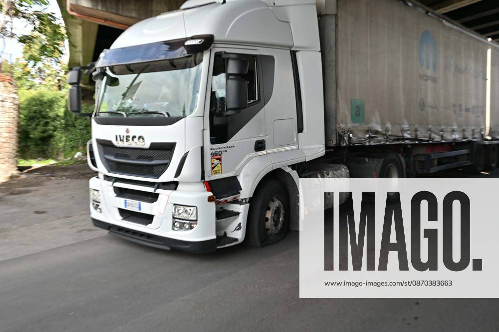 IPA90034502 - Naples. Blockade and protest by truck drivers at the Via Argine roundabout over high fuel prices and the high cost of living