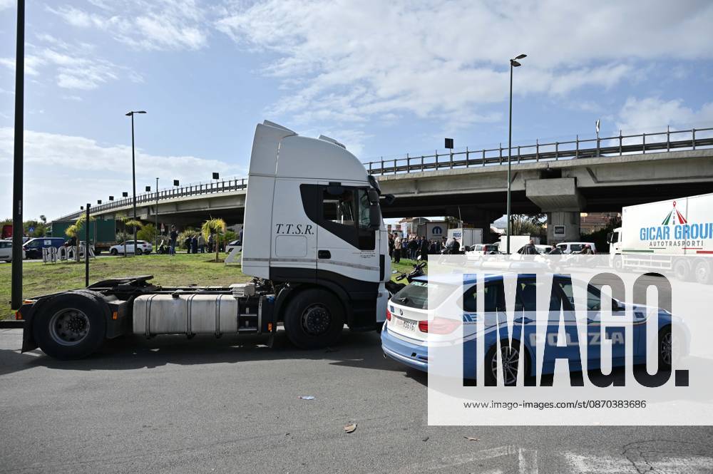 IPA90034451 - Naples. Blockade and protest by truck drivers at the Via Argine roundabout over high fuel prices and the high cost of living