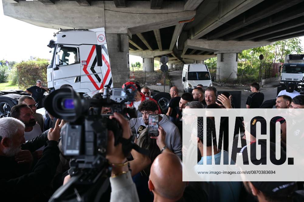 IPA90034468 - Naples. Blockade and protest by truck drivers at the Via Argine roundabout over high fuel prices and the high cost of living