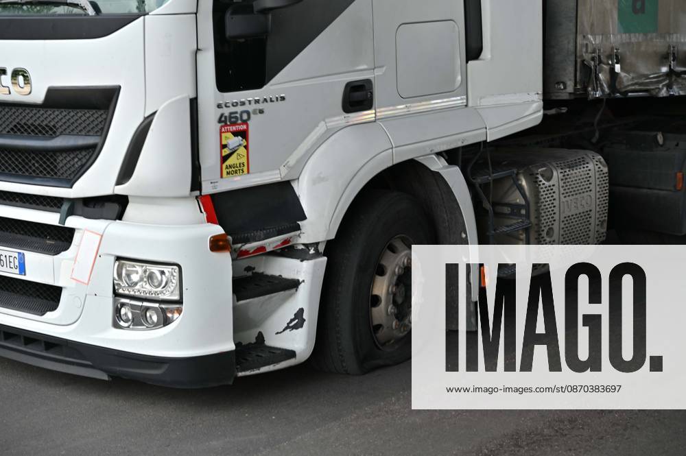 IPA90034503 - Naples. Blockade and protest by truck drivers at the Via Argine roundabout over high fuel prices and the high cost of living